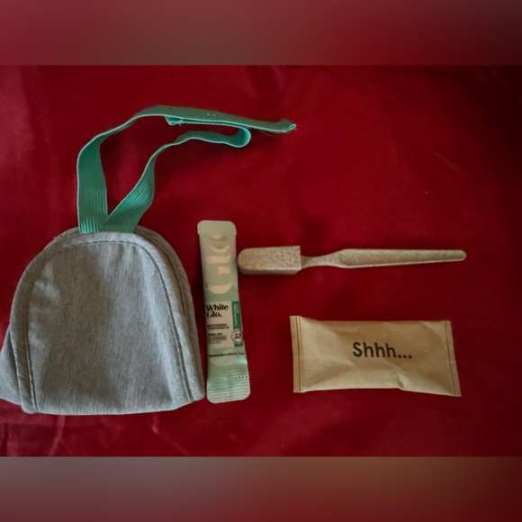 2 Tuft & Needle flight/sleep set made exclusively for JetBlue’s mint experience - Picture 3 of 3